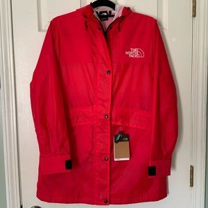 The North Face Outline Jacket - Parka Length In Horizon Red